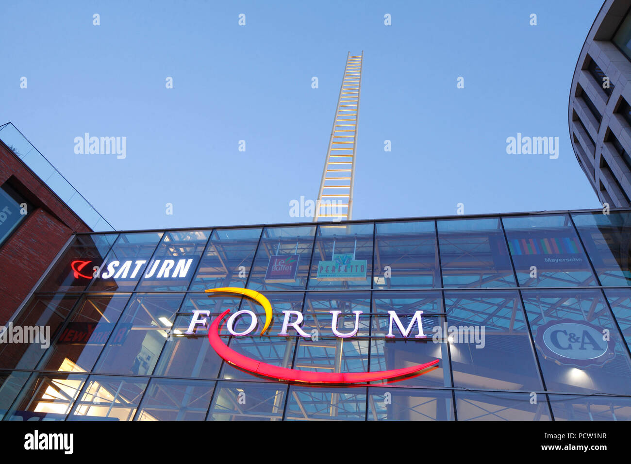 Scala dorata, Shopping Mall Forum Duisburg nella Königstraße al crepuscolo, Duisburg, la zona della Ruhr, Renania settentrionale-Vestfalia, Germania, Europa Foto Stock