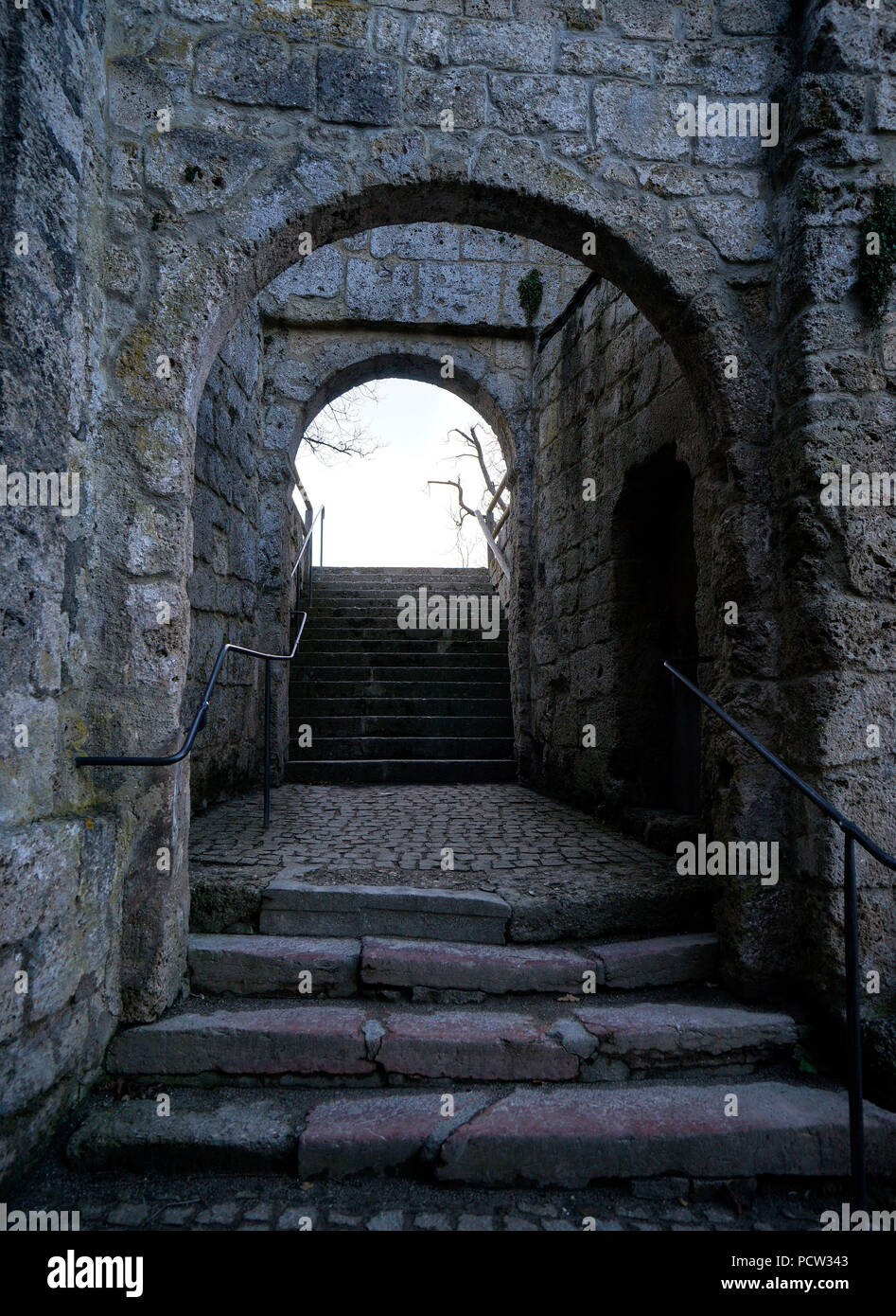 In Germania, in Baviera, Baviera, Burghausen, castello, gate, passaggio, scale di pietra, scuro e cupo Foto Stock
