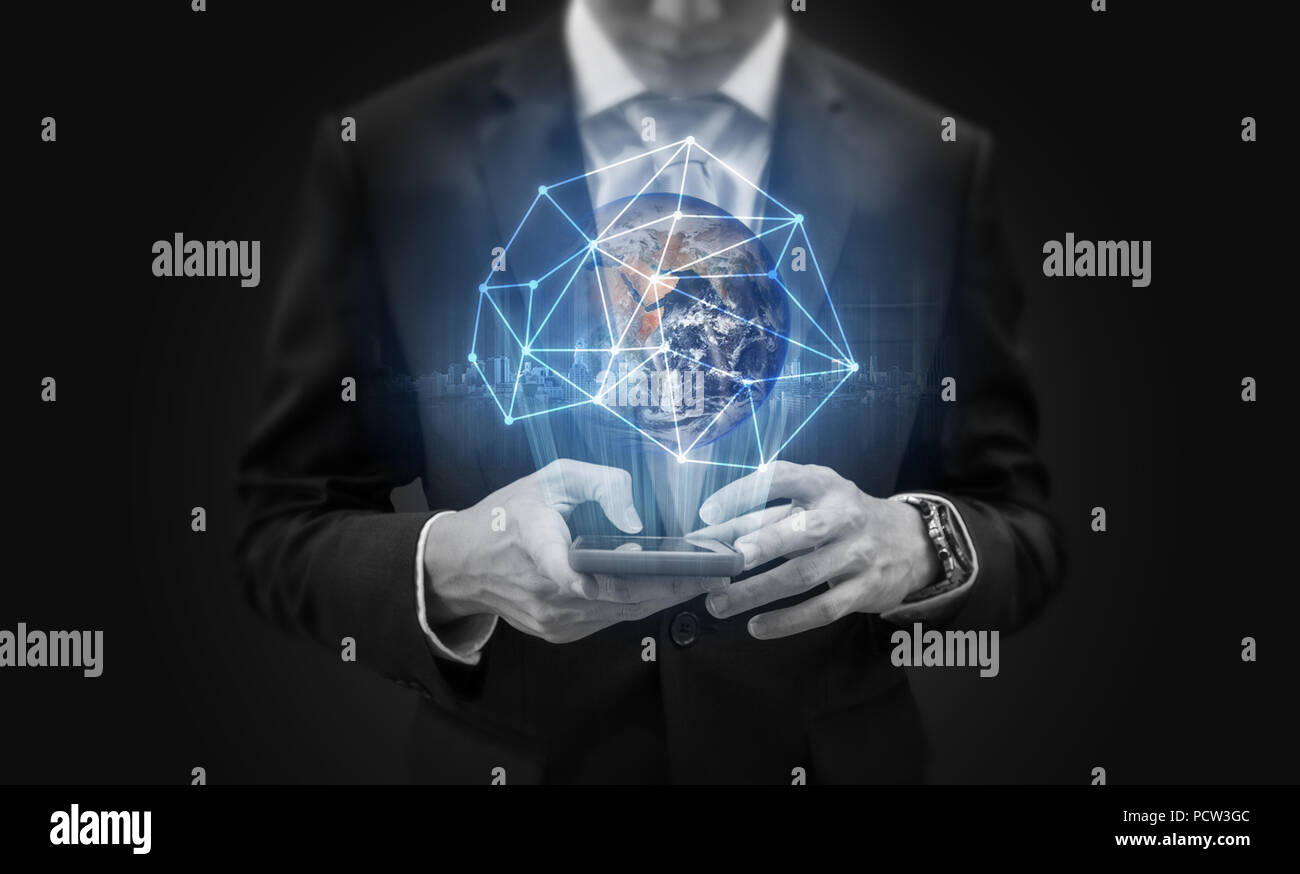Imprenditore utilizzando mobile smart phone e una rete globale e la connessione dati. Elemento di questa immagine sono arredate dalla NASA Foto Stock