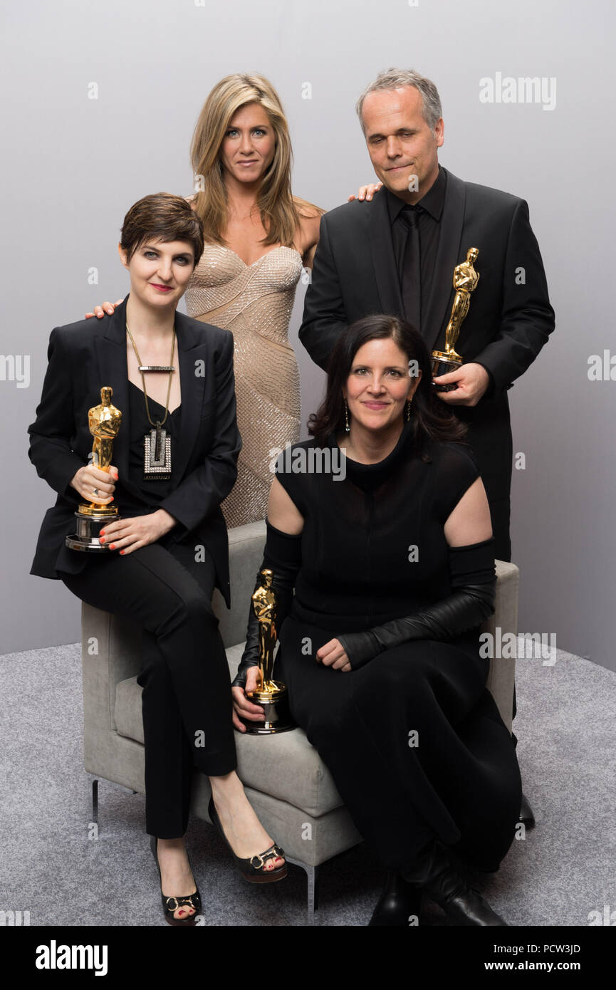 HOLLYWOOD, CA - febbraio 22: presentatrice Jennifer Aniston, Dirk Wilutzky, Mathilde Bonnefoy e Laura Poitras pongono backstage con l'OSCAR® per il miglior documentario includono, per lavorare su "CitizenFour" durante il live ABC teletrasmesso del 87th Oscar® al Dolby® Theatre di Hollywood, CA domenica 22 febbraio, 2015. Foto Stock