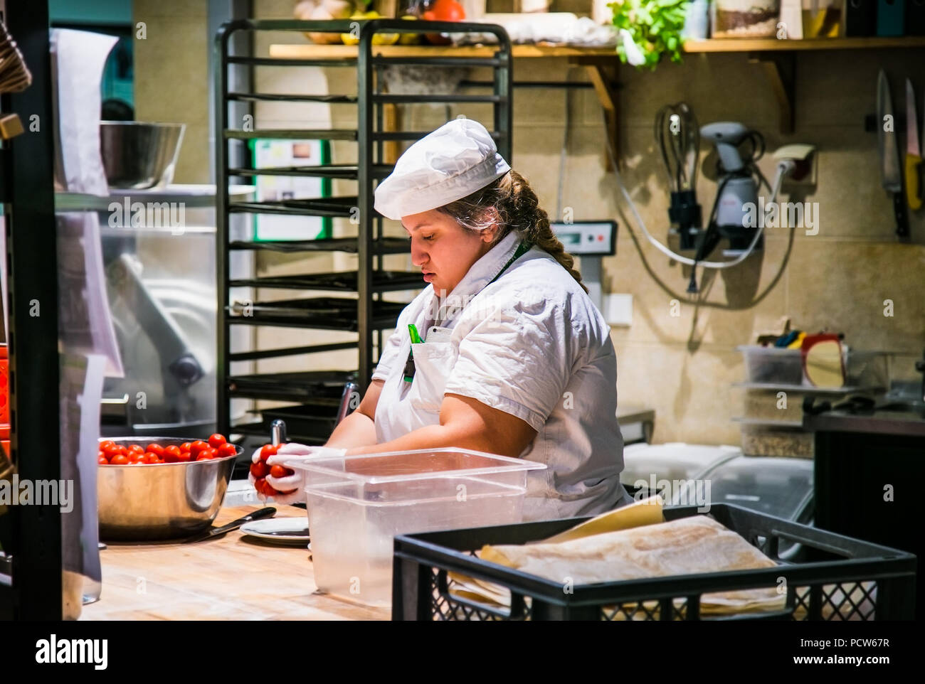 Berlino, Germania-Ott 26, 2016: Ritratto di donna tedesca chef con il cibo cotto in piedi in cucina a Berlino, il Ott 26, 2016, Germania. Foto Stock