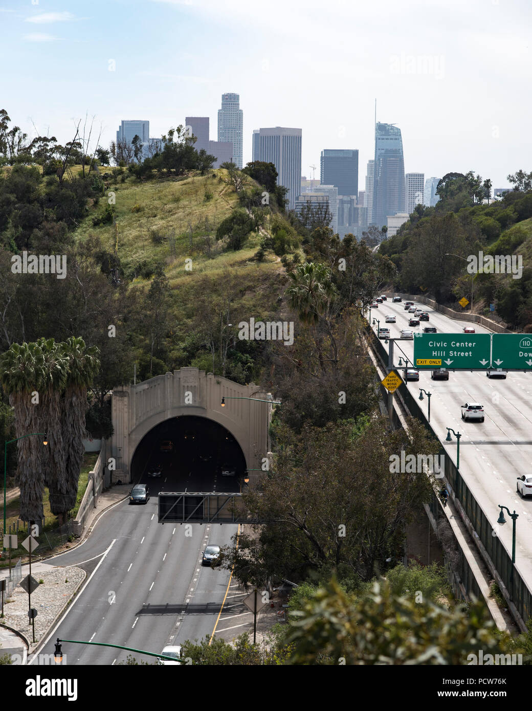 Pasadena o Porto superstrada che conduce nel centro cittadino di Los Angele su un vago giorno. Foto Stock