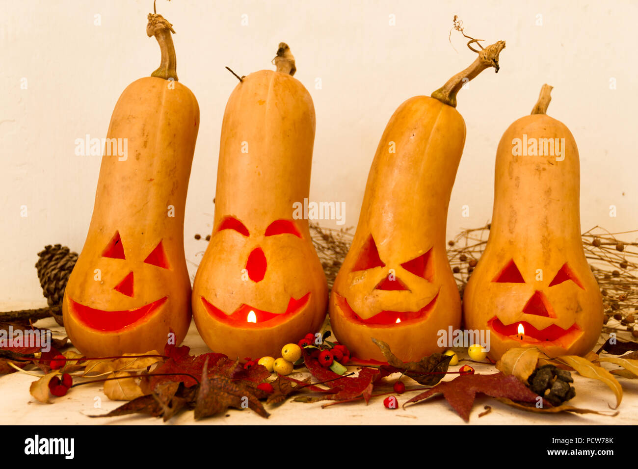 Decorazioni originali con un collo lungo le zucche di Halloween Foto Stock