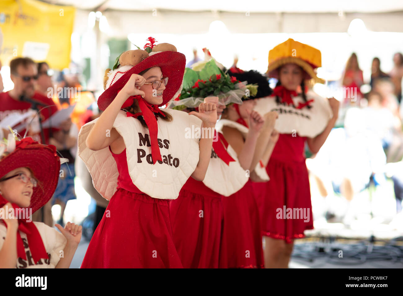 Merlano, Indiana, Stati Uniti d'America - 28 luglio 2018 giovani donne di cantare e ballare circa pierogis presso i pierogi Fest Foto Stock