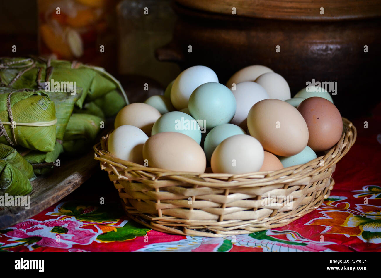 Le uova in una terrina Foto Stock