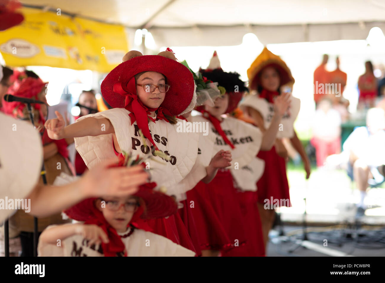 Merlano, Indiana, Stati Uniti d'America - 28 luglio 2018 giovani donne di cantare e ballare circa pierogis presso i pierogi Fest Foto Stock