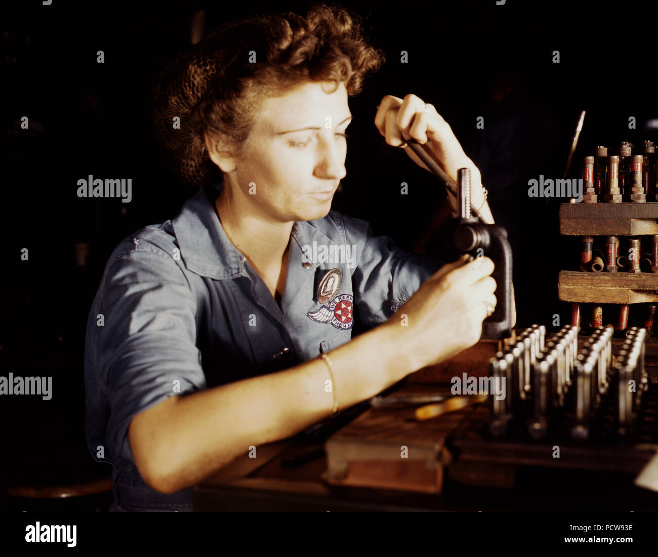 Una femmina di servizio civile il lavoratore nel montaggio e riparazione dept. all'aria marina Base (shot - Ricondizionamento candele) Agosto 1942 Foto Stock