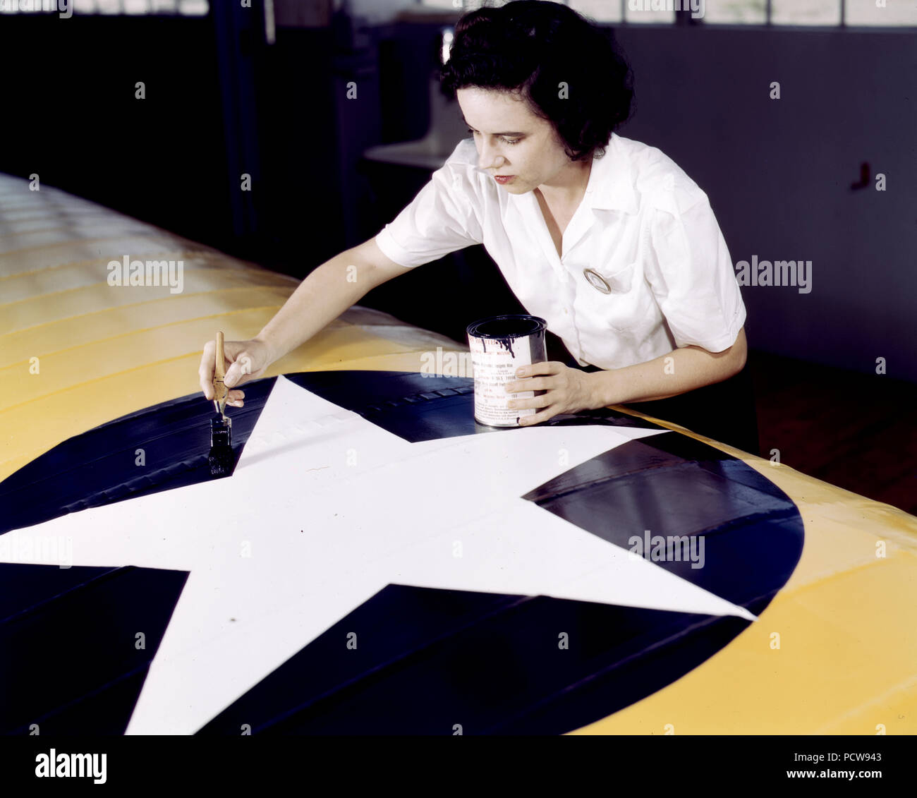 Donna di difesa dei lavoratori del settore vernici American insegne sul riparato piano Marina ali Naval Air Base del Corpus Christi TX, Agosto 1942 Foto Stock