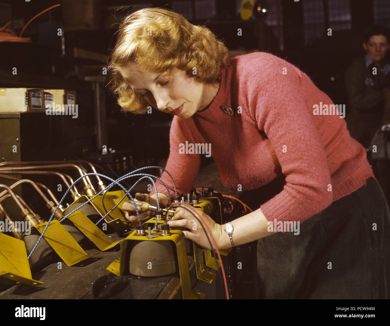 Lavorando su black-out delle lampade per essere utilizzato su rimorchi a benzina della Air Force, Heil e Co., Milwaukee, Wisconsin - Febbraio 1943 Foto Stock