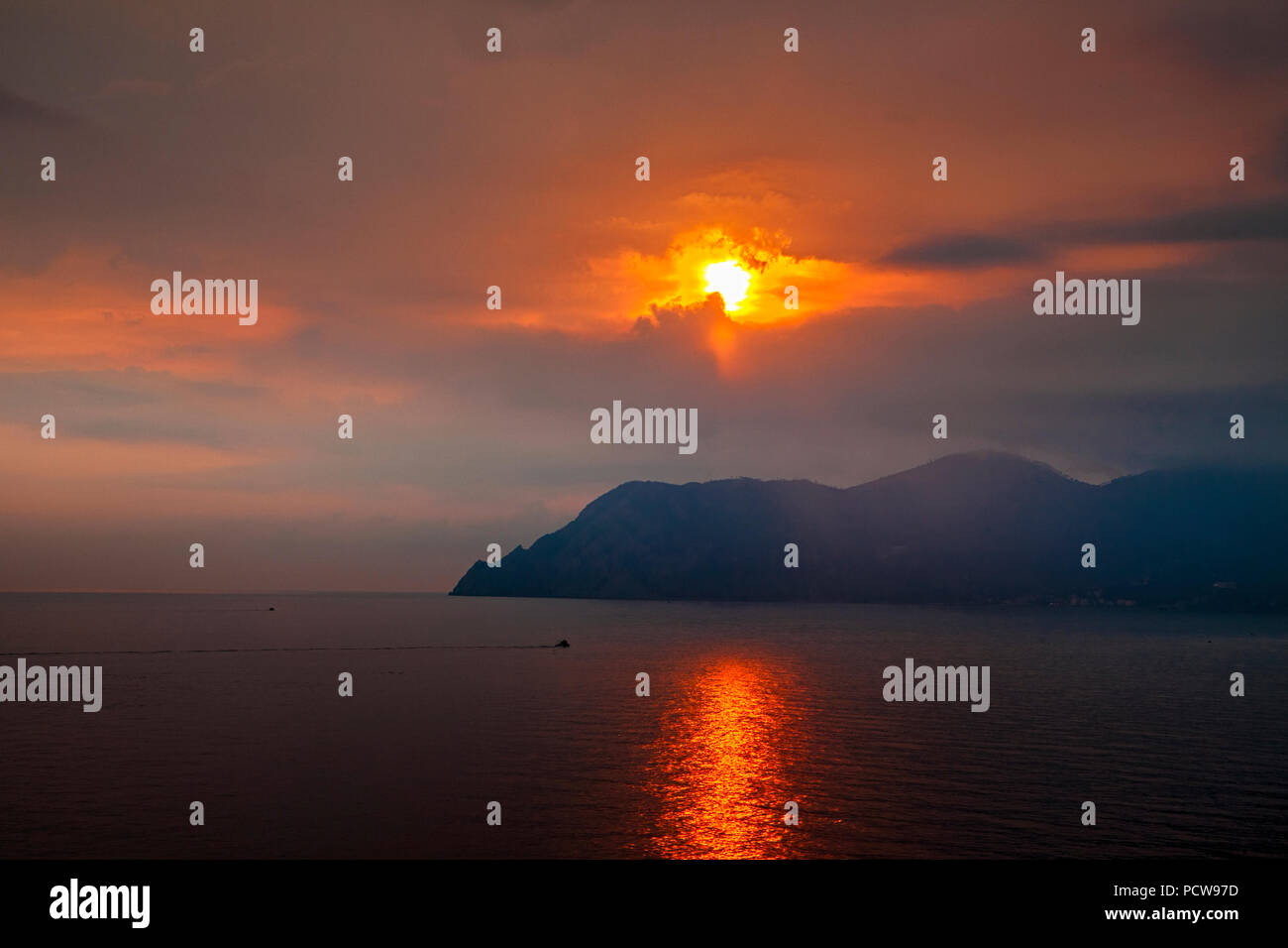 Impostazione del Sole sopra una collina nelle Cinque Terre Foto Stock