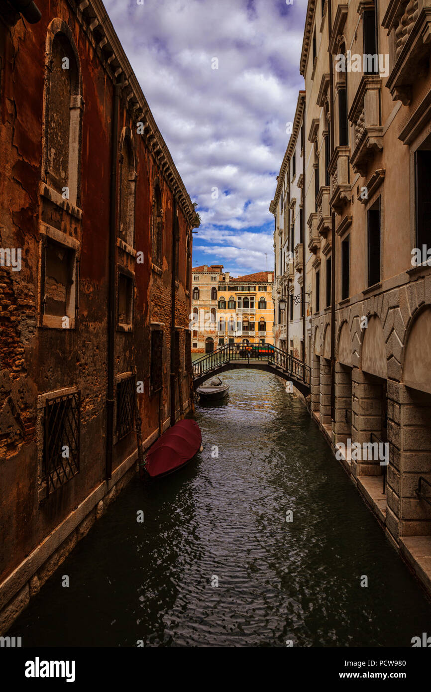Un lato stretto canale di Venezia, Italia Foto Stock