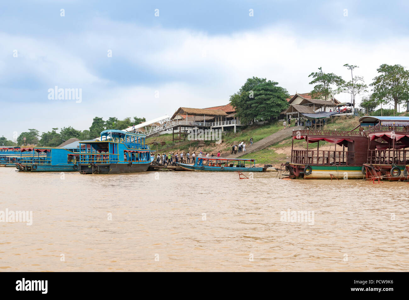 Un vivace molo dove i turisti si imbarcano e lasciano le barche per una crociera sul lago Tonle SAP a Siem Reap, in Cambogia, turismo locale e avventura culturale Foto Stock