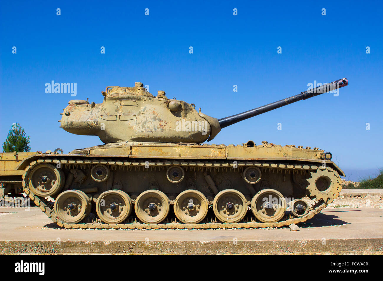 11 Maggio 2018 Un scartato Sherman serbatoio su HarAdar (Radar Hill) monumento al di fuori di Gerusalemme in Israele. Il sito è dedicato alla memoria di t Foto Stock