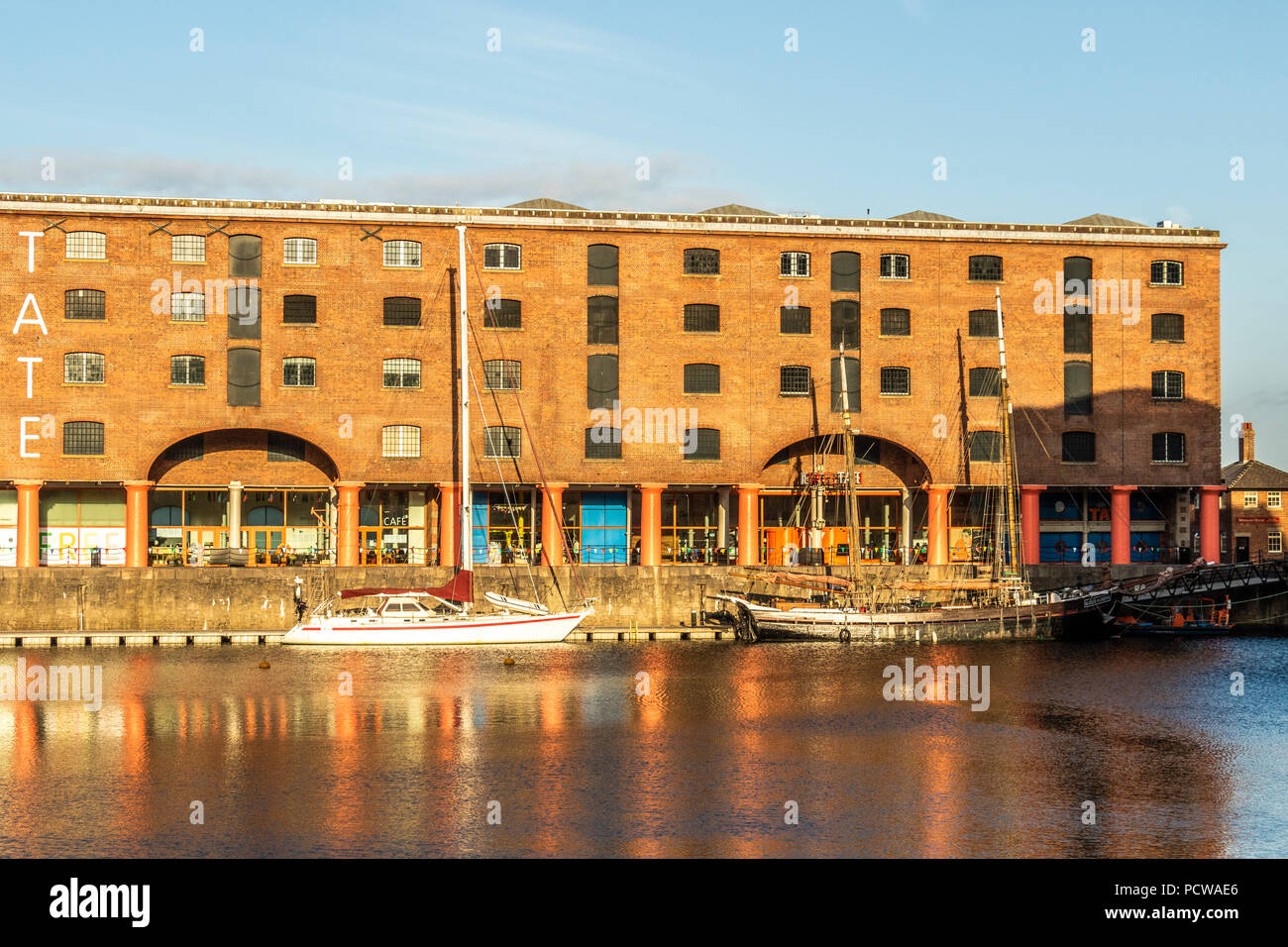 Albert Dock Liverpool ora sviluppato con successo un punto turistico caldo in Liverpool Regno Unito Foto Stock