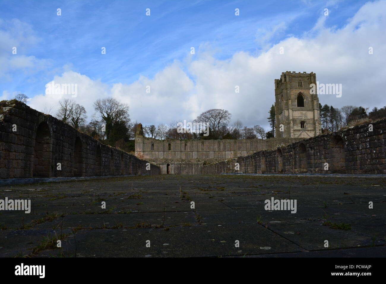 Una visita al Fountains Abbey Foto Stock