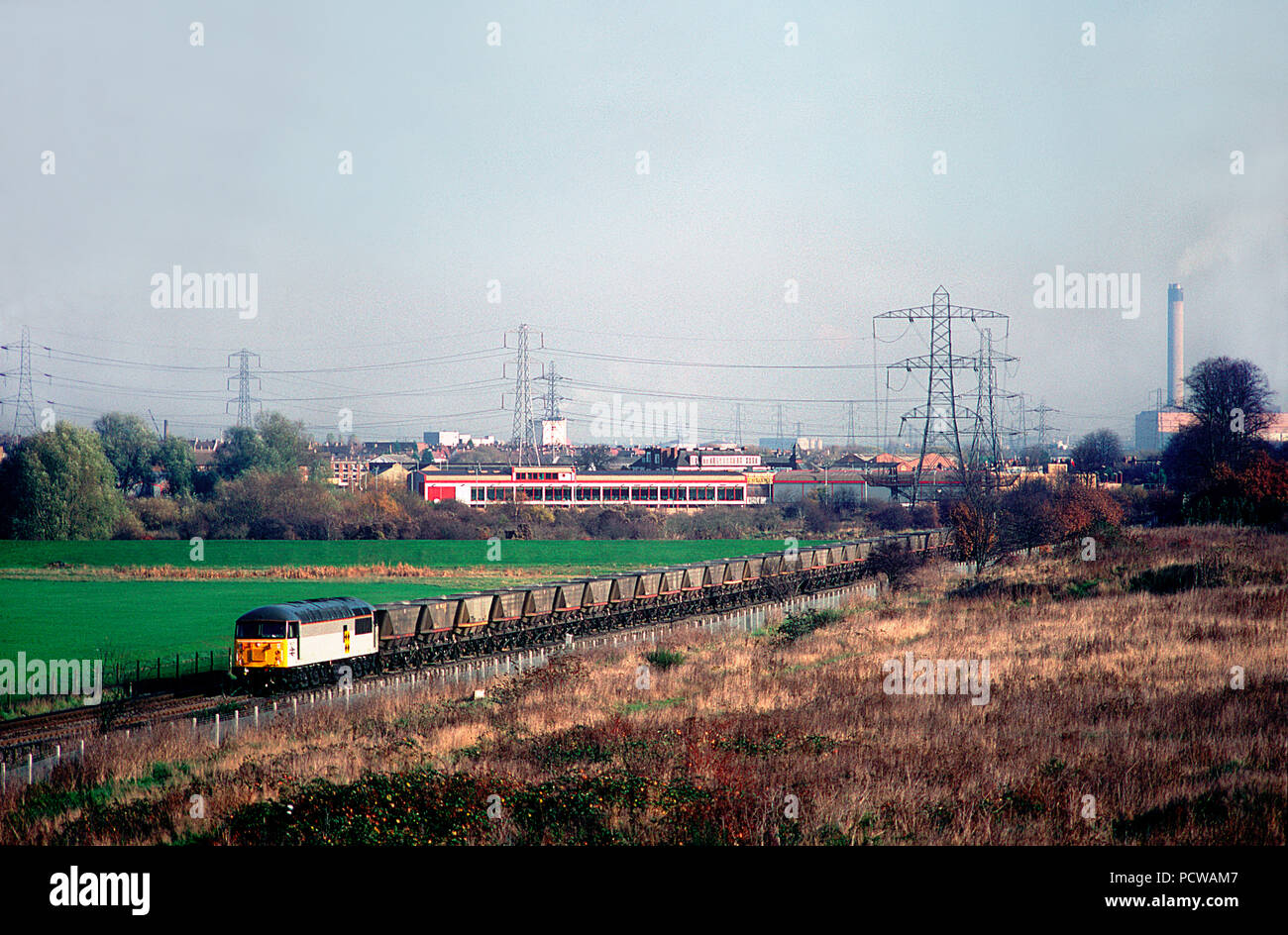 Una classe 56 locomotiva diesel numero 56071, dipinta di fresco in Raifreight triple grigio carbone trainload livrea lavorando un vuoto di MGR carbone treno Crayford. 11 novembre 1993. Foto Stock Una classe 56 locomotiva diesel numero 56071, dipinta di fresco in Raifreight triple grigio carbone trainload livrea lavorando un vuoto di MGR carbone treno Crayford. 11 novembre 1993. Foto Stock