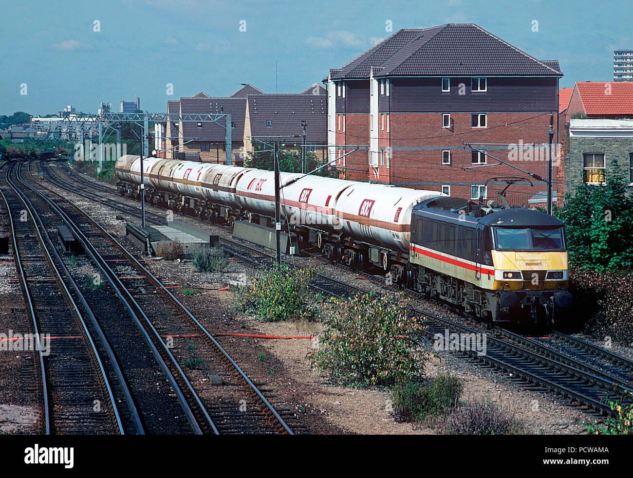 Una classe 90 AC locomotore elettrico numero 90131 lavorando un treno di spavento di BOC carrello carri cisterna in Caledonian Road & Barnsbury sulla North London Line. Il 28 luglio 1992. Foto Stock