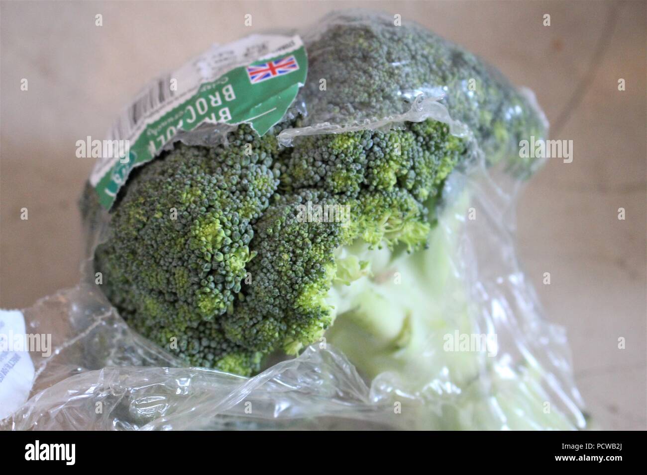 Broccoli avvolti in plastica Foto Stock