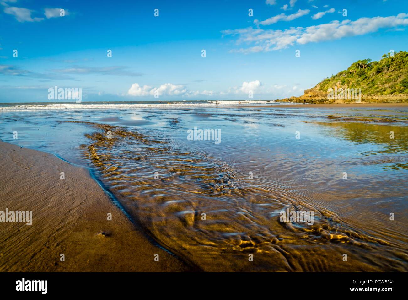 Il fiume che si fonde con il mare in Agnes Water in Australia Foto Stock