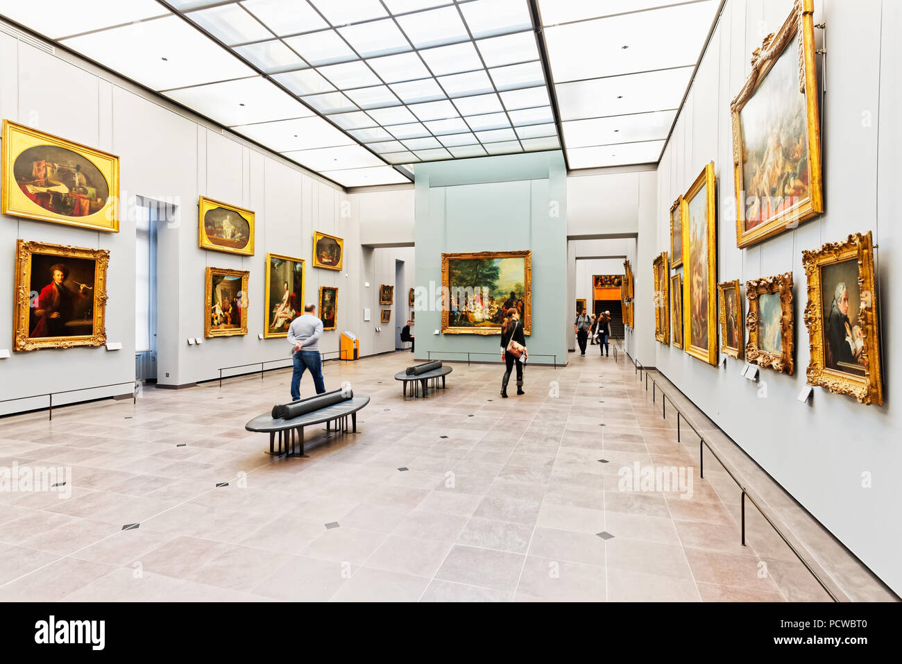 Interno del Louvre Art Museum di Parigi, Francia. Dipinti di antichi maestri sul display. Foto Stock