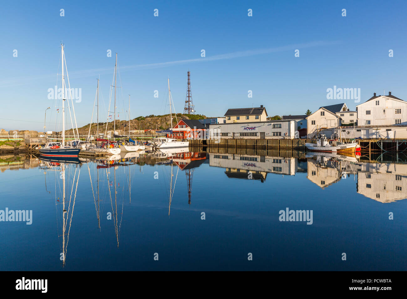 HENNINGSVAER, Norvegia - Luglio 04, 2018: bella riflessione in marina di Henningsvaer villaggio di pescatori, Norvegia Foto Stock