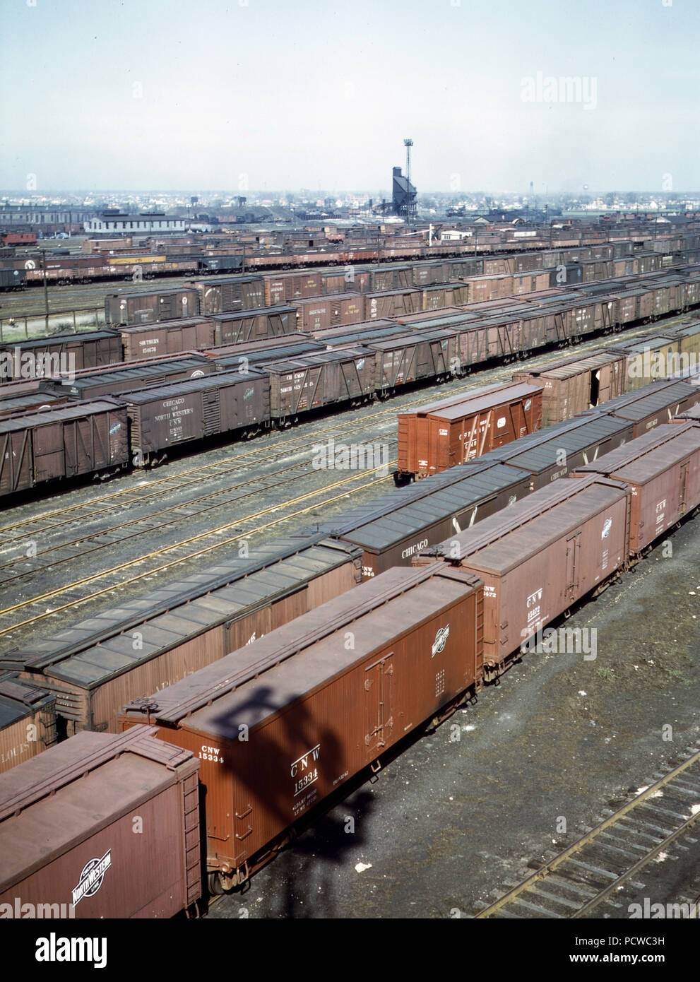 Vista generale di una parte della riserva cantiere di Chicago e la Northwestern [ossia North Western] railroad, Chicago, Ill. in background è il carbone e scivolo roundhouse Aprile 1943 Foto Stock