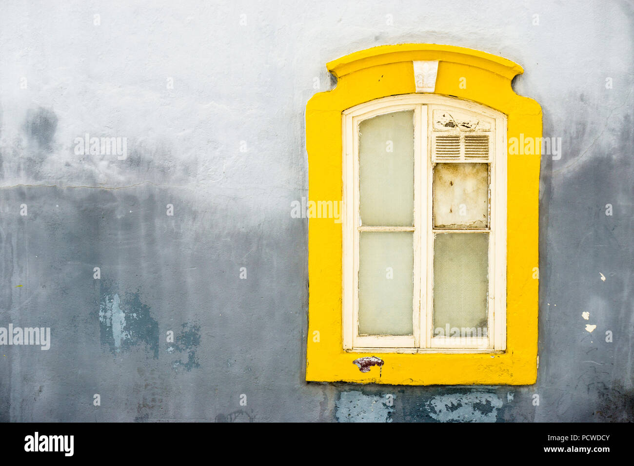 Vecchia finestra in legno decorato con cornice gialla, Portogallo Foto Stock