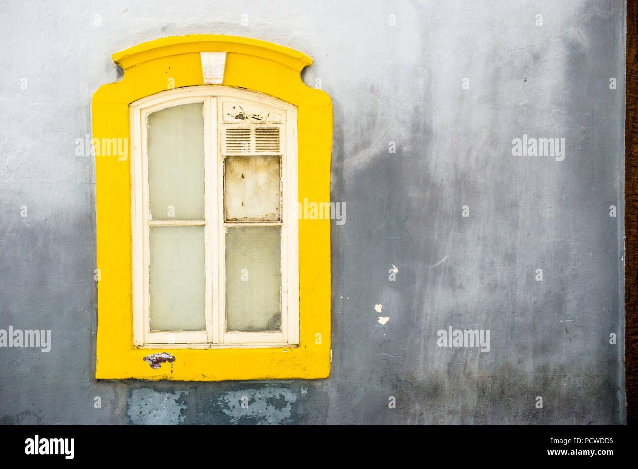 Vecchia finestra in legno decorato con cornice gialla, Portogallo Foto Stock