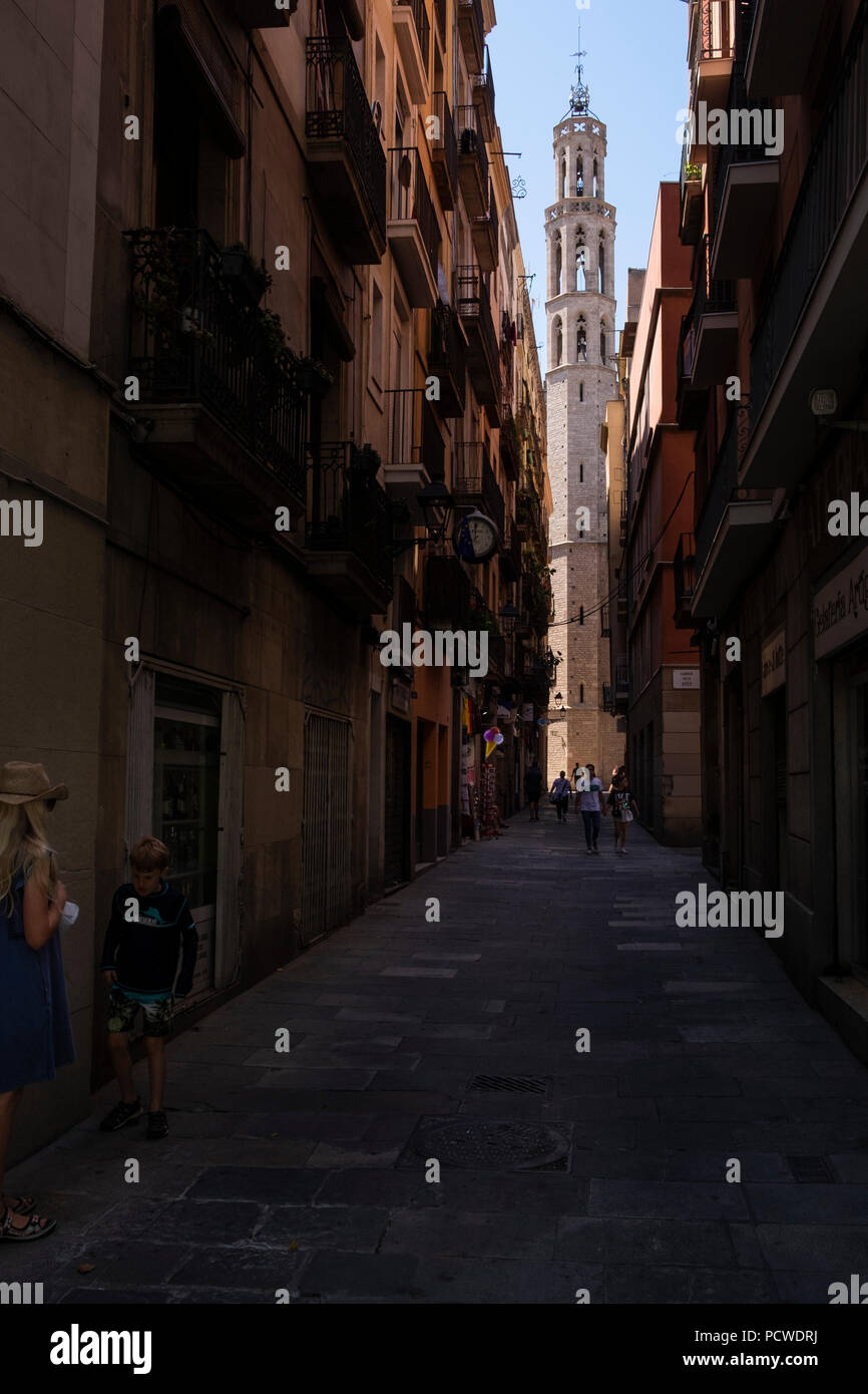 Strada stretta che porta alla Esglasia de Santa Maria del Mar e nel Quartiere Gotico, Barri Gotic, Barcellona, Spagna Foto Stock