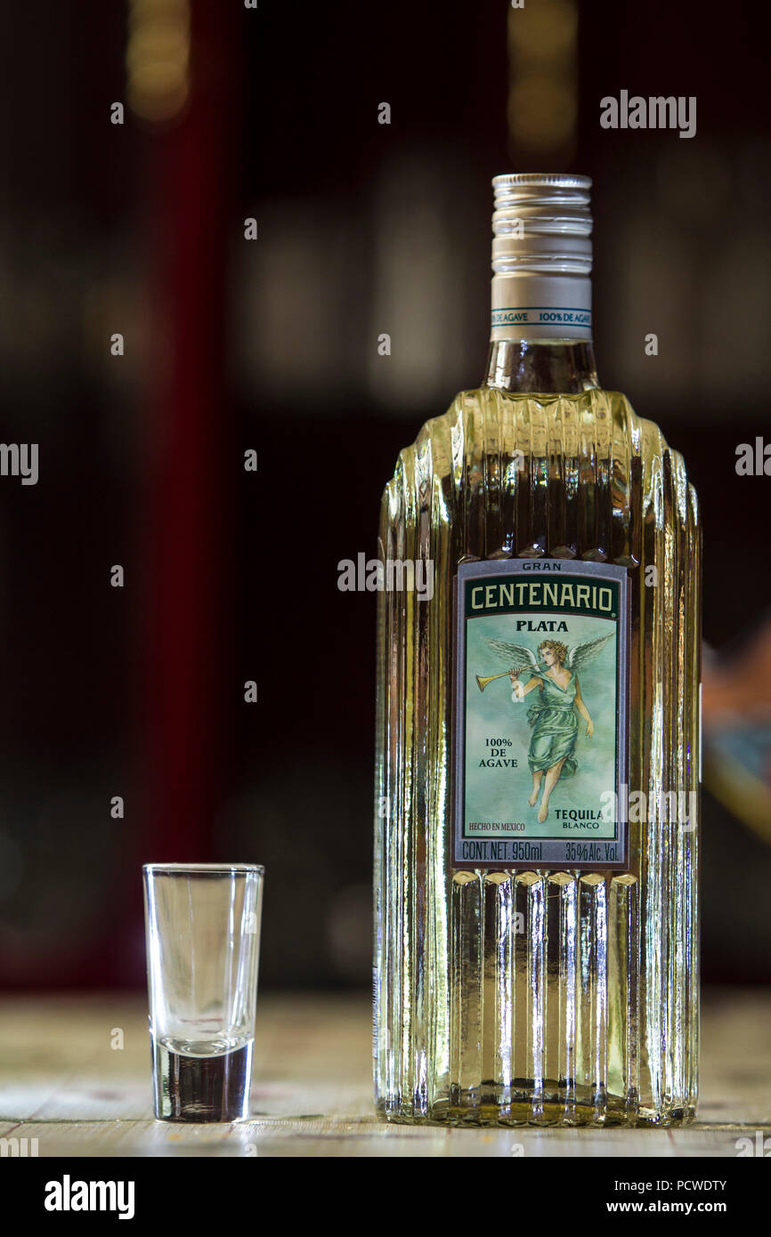 Tlaxcala, Messico - luglio 26.2018 Tequila Gran Centenario è prodotta dal 1895, la bottiglia è adornata con "l'angelo dell'Indipendenza", ispirata a t Foto Stock