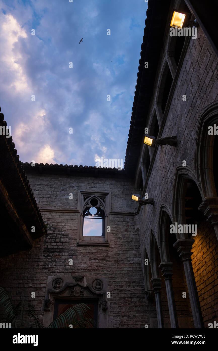 Cielo di sera visto attraverso un patio aperto del museo di Picasso a Barcellona, Spagna Foto Stock