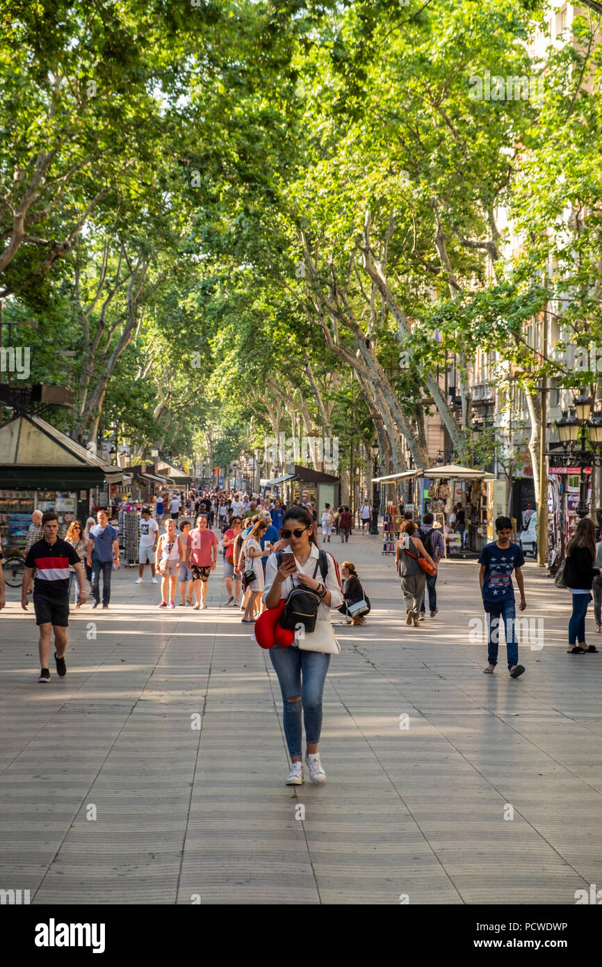 Pedoni passeggiando lungo la Rambla di Barcellona, Spagna Foto Stock