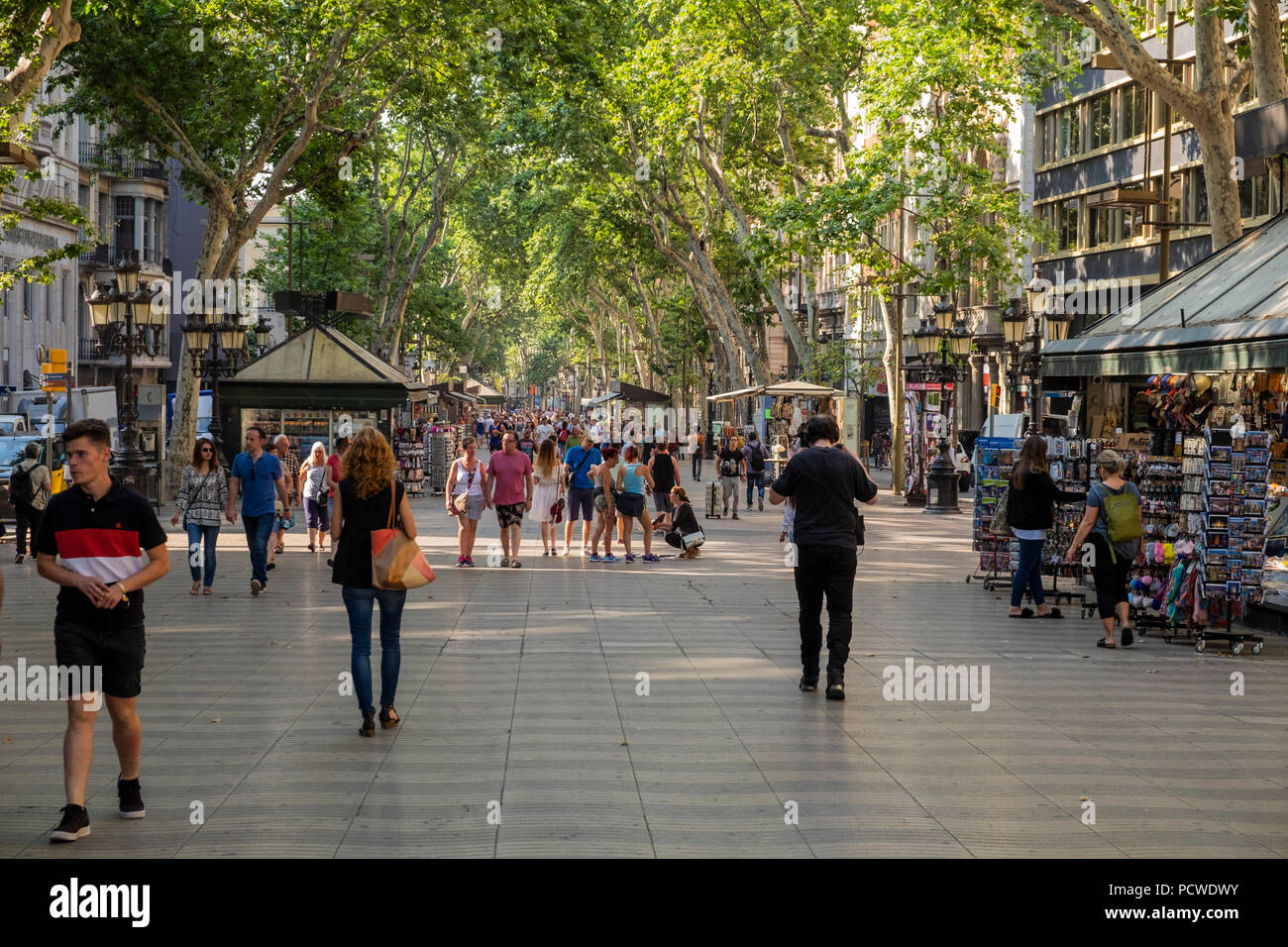 Pedoni passeggiando lungo la Rambla di Barcellona, Spagna Foto Stock