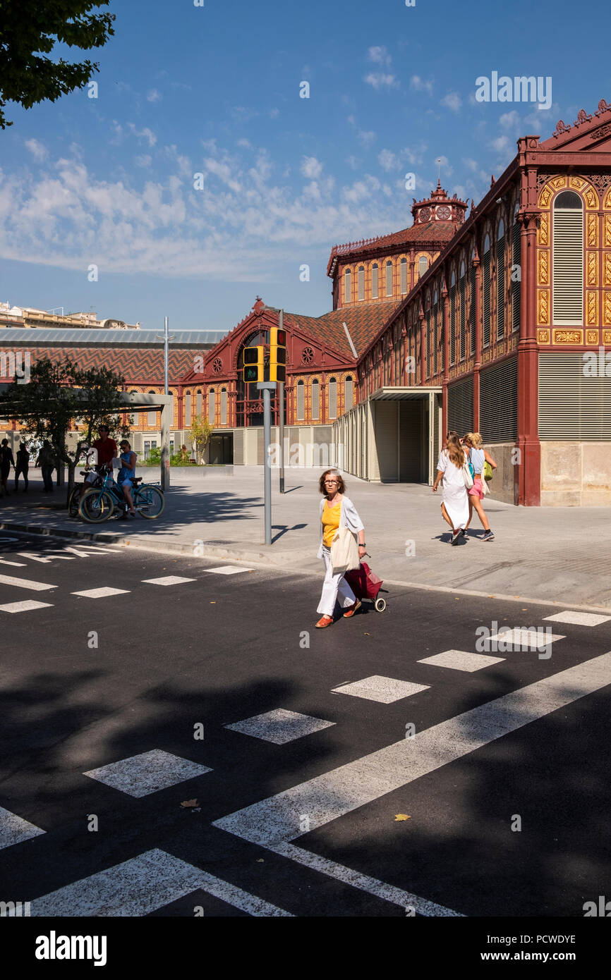 Esterno del Mercat de Sant Antoni, San Antonio Market, edificio progettato da Antoni Rovira i Trias in 1882, Barcelona, Spagna Foto Stock