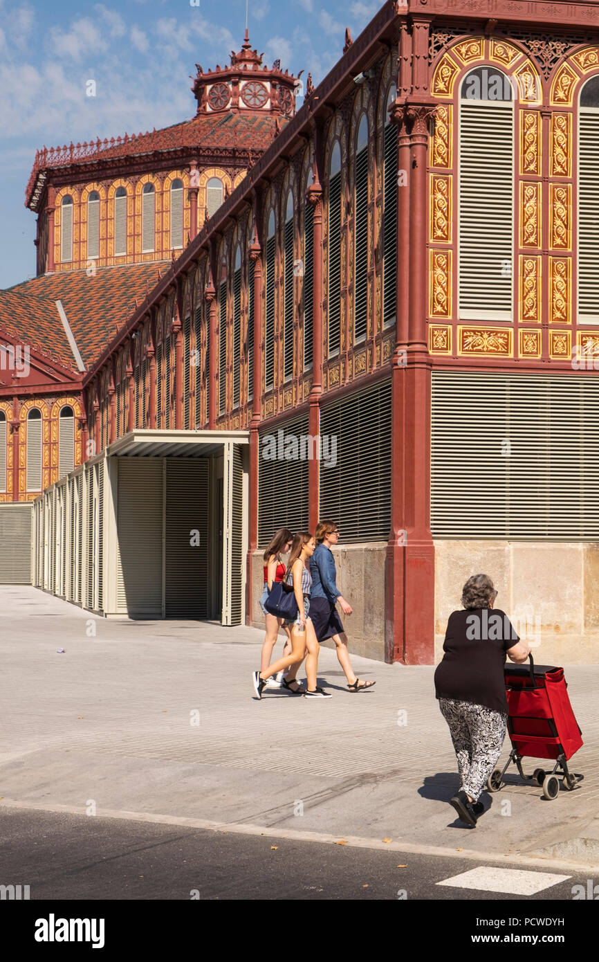 Esterno del Mercat de Sant Antoni, San Antonio Market, edificio progettato da Antoni Rovira i Trias in 1882, Barcelona, Spagna Foto Stock
