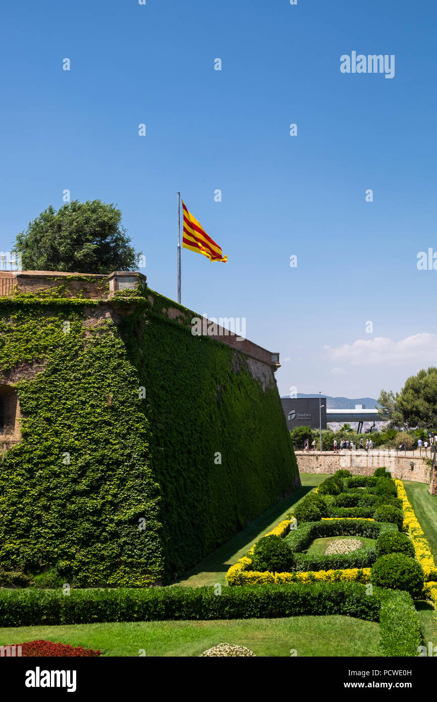 Castello di Montjuic sul Montanya de Montjuic con la bandiera catalana battenti, Barcellona, Spagna Foto Stock