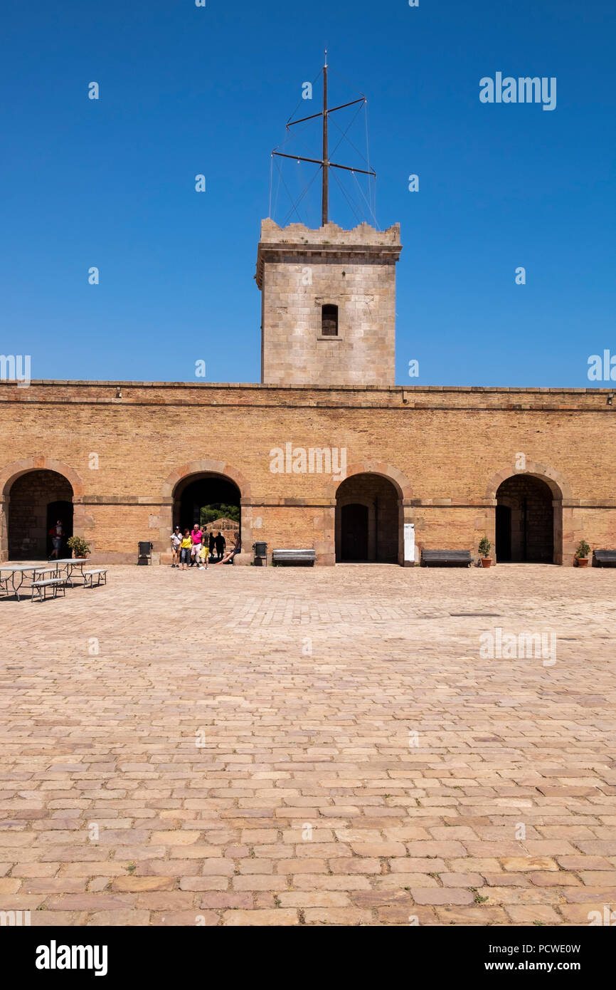 Cortile interno al castello di Montjuic, Montanya de Montjuic, Barcellona, Spagna Foto Stock