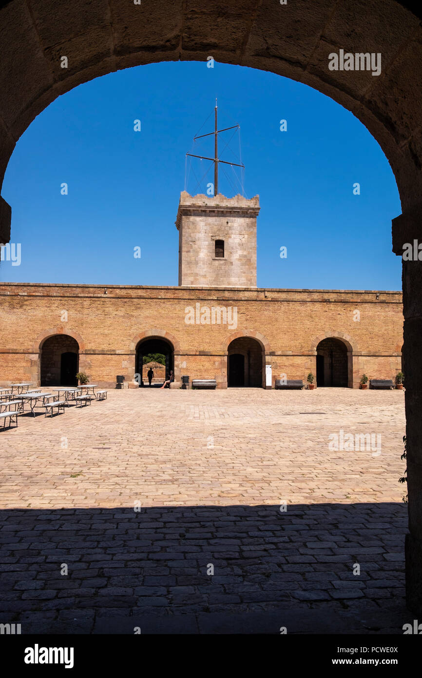 Cortile interno al castello di Montjuic, Montanya de Montjuic, Barcellona, Spagna Foto Stock