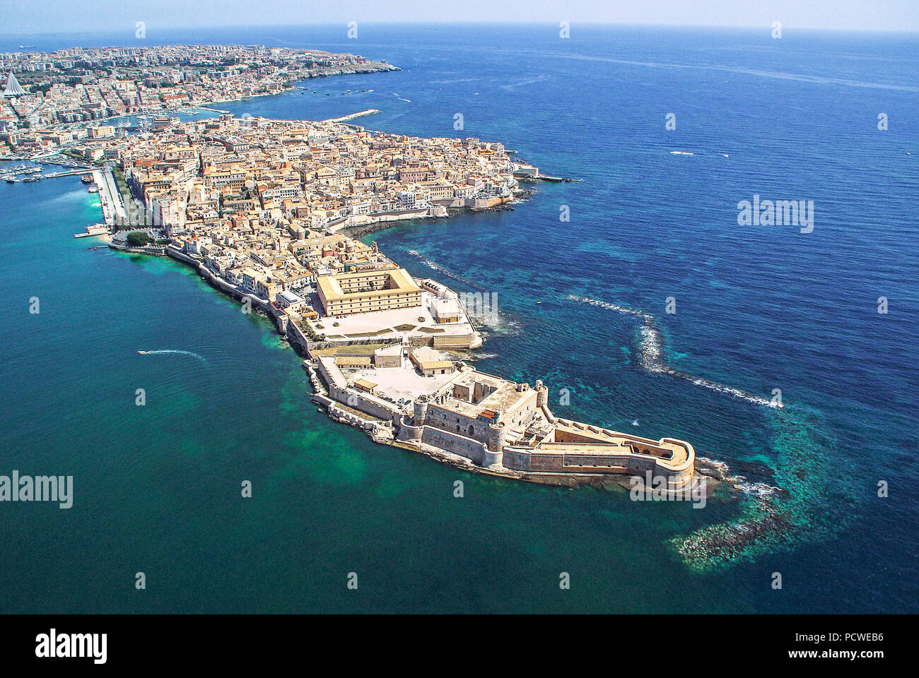 Città costiera Siracusa Sicilia e la vecchia isola di Ortigia Foto Stock