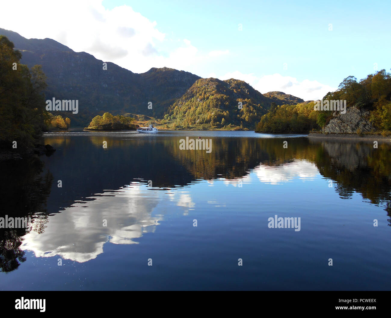 Bella Loch Katrine in Scozia centrale. Questo è il serbatoio principale per la maggior parte della città di Glasgow e di approvvigionamento di acqua. Foto Stock