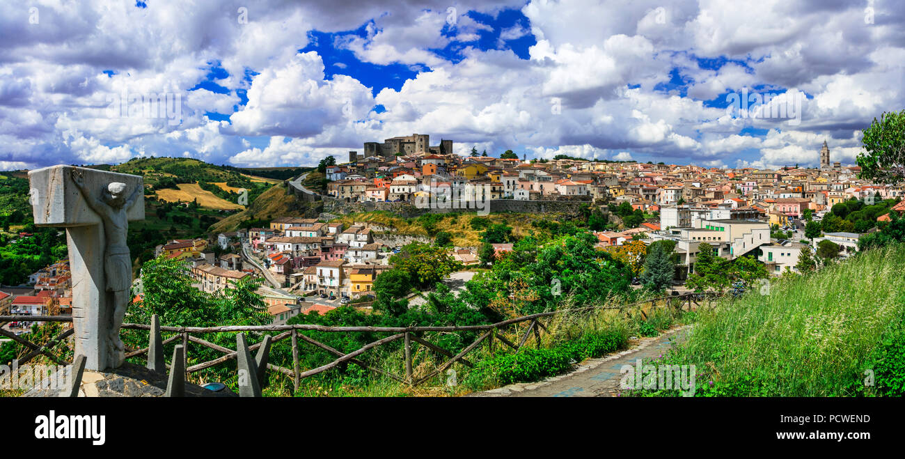 Impressionante Melfi village,vista panoramica,Basilicata,l'Italia. Foto Stock
