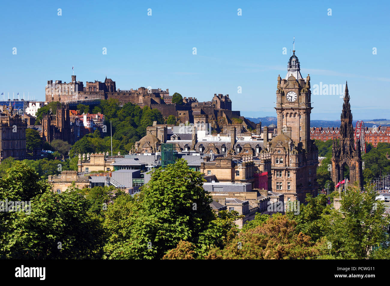 Vista di Edinburgh skyline della città e il Castello di Edimburgo da Calton Hill, Edimburgo, Scozia Foto Stock