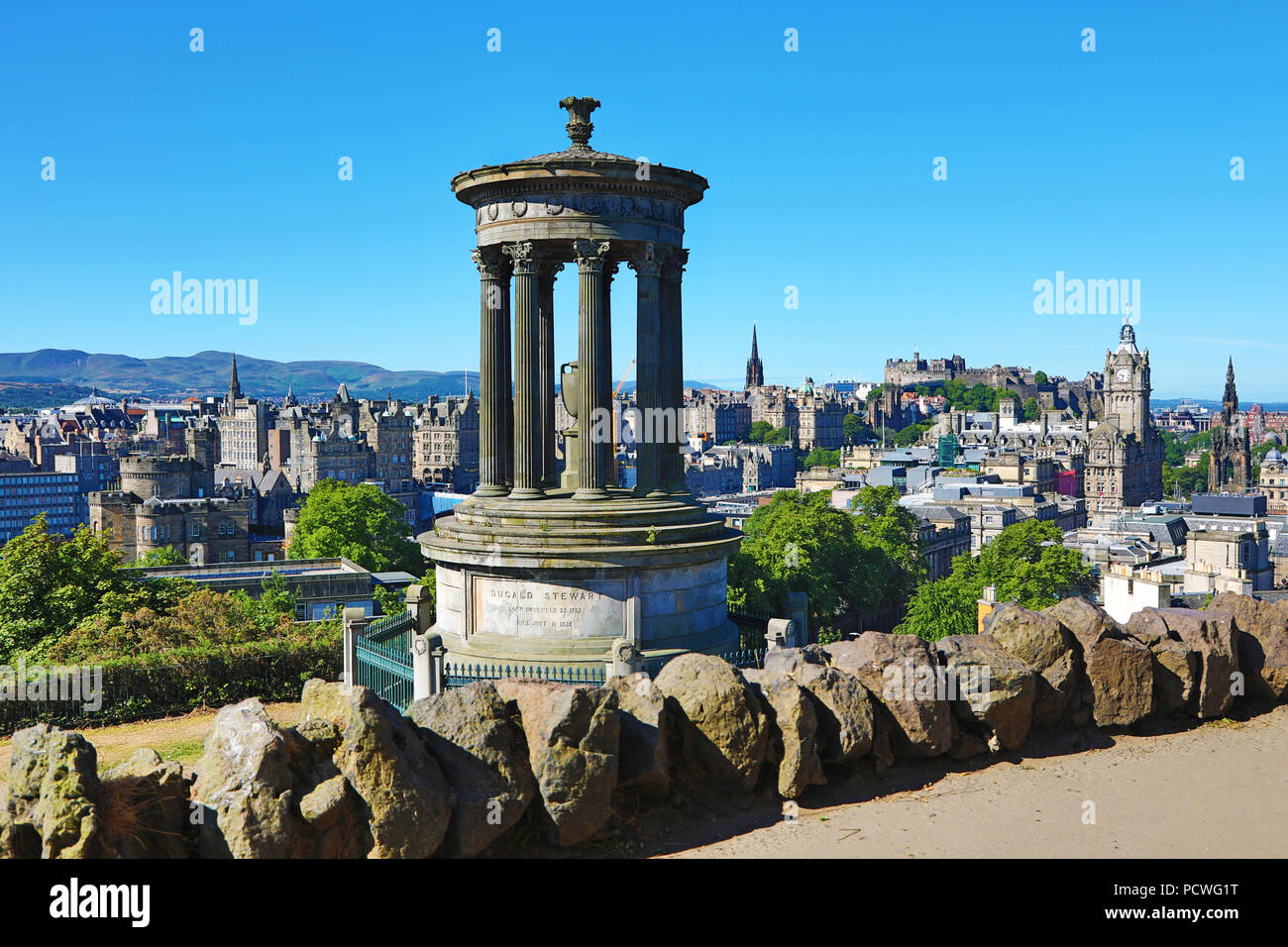 Vista di Edinburgh skyline della città con la Dugald Stewart Memorial su Calton Hill, Edimburgo, Scozia Foto Stock