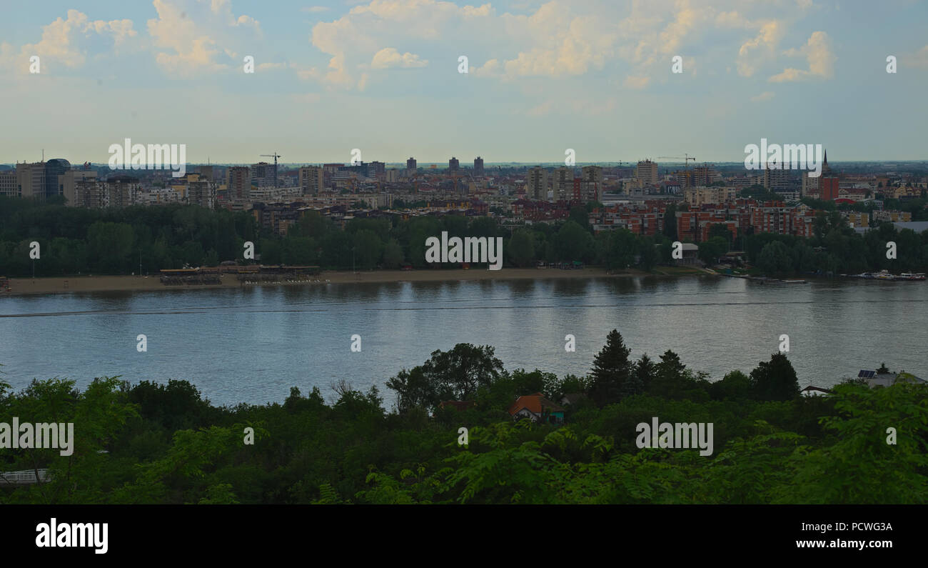 Vista sul fiume Danubio e la città di Novi Sad Serbia Foto Stock