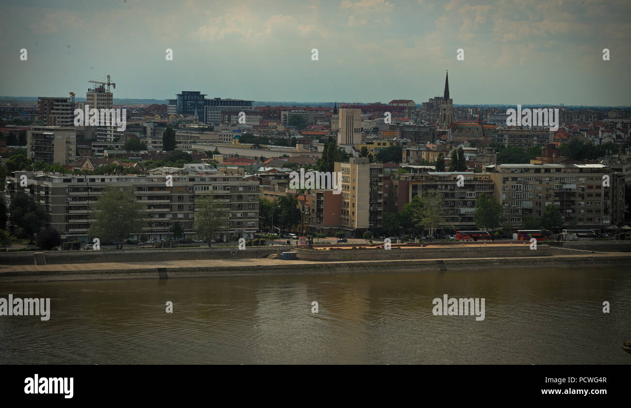 Vista sul fiume Danubio e la città di Novi Sad Serbia da Petrovaradin Fortress Foto Stock