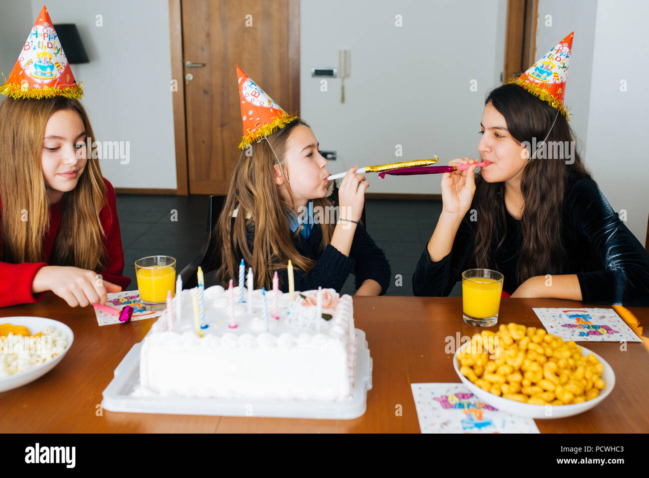 Gruppo di bambini festeggiare il compleanno insieme e soffiando nei  fischietti Foto stock - Alamy