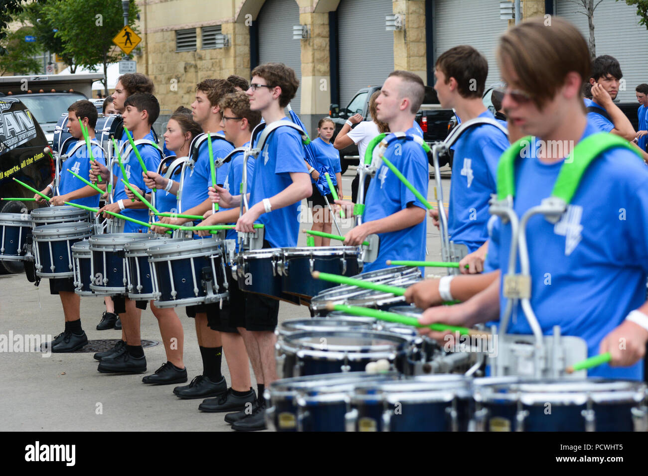 Una linea di batteristi in una scuola di alta fascia. Foto Stock