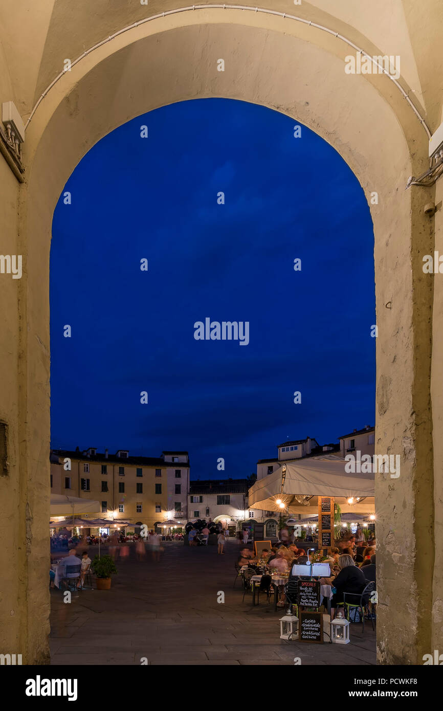 Ingresso ad arco per la Piazza dell'Anfiteatro nel blu ora Lucca, Toscana, Italia Foto Stock