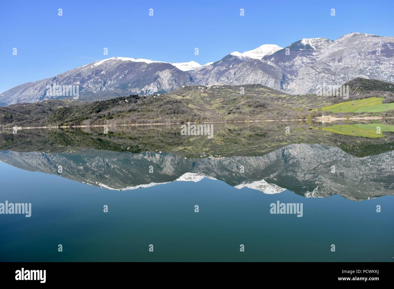 Mountain refelction sul Lago sant'Angelo - Casoli - Abruzzo - Italia Estate 2018 Foto Stock