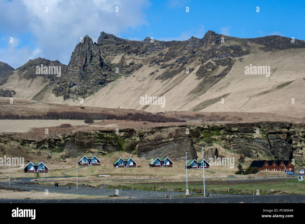 Islanda paesaggio naturale. Piccolo villaggio, rocce, muschio e acqua Foto Stock